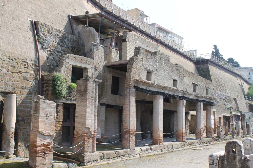 Decumanus Maximus, Herculaneum. March 2014. Looking north-east towards north side.
Foto Annette Haug, ERC Grant 681269 DÉCOR.